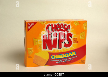 Eine Schachtel "Käse Nips" von Nabisco auf einem einfarbigen Hintergrund. Stockfoto