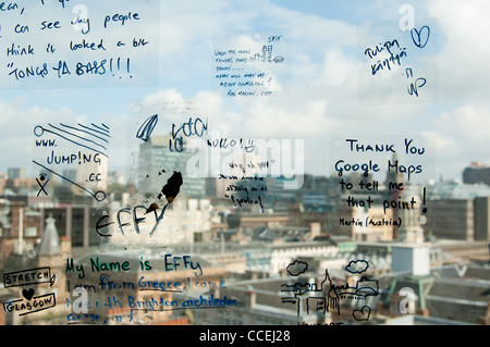 Ansicht von Glasgow durch Fenster mit SMS-Nachrichten auf Glas und strahlendem Sonnenschein zeigt urbane Landschaft und Gebäude Stockfoto