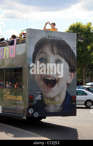 Werbung auf der Rückseite eines Busses um Paris Stockfoto