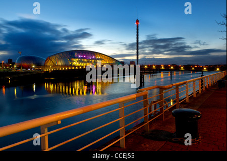 Glasgow Science Centre & Turm durch den River Clyde, Glasgow in der Nacht. Stockfoto