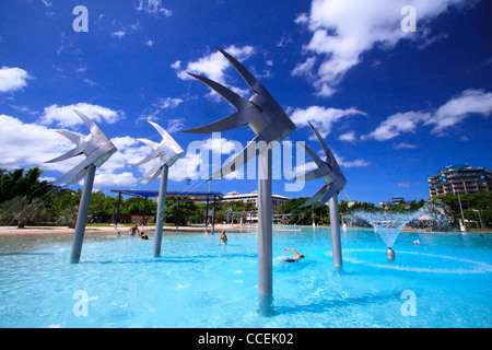 Die riesigen Fisch-Statuen sind eine bekannte Funktion der Cairns Esplanade Lagoon. Norden von Queensland, Australien. Stockfoto