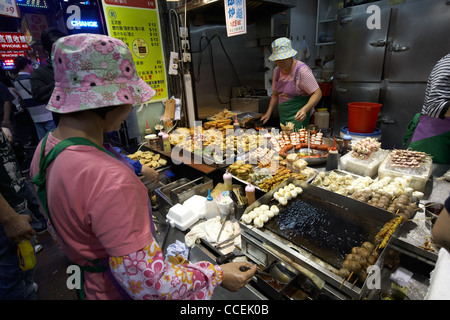 Straßenverkäufer verkaufen traditionelle chinesische heiße Fastfood auf Stöcken von einem Straßenstand in Mong Kok Hongkong Sonderverwaltungsregion Hongkong China Asien Stockfoto