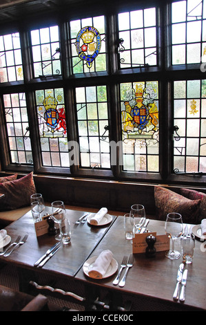 Glasfenster im Restaurant The Crown Inn, The Green, Chiddingfold, Surrey, England, Vereinigtes Königreich Stockfoto