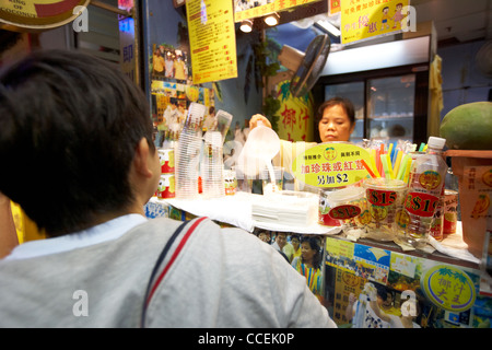 Gießen einer Kokosnuss-Milch-Getränk an einem Stall in Mong Kok Hongkong Sonderverwaltungsregion Hongkong China Asien Stockfoto