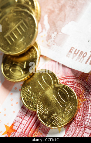 Haufen von Euro-Cent-Münzen hautnah auf Banknoten Stockfoto