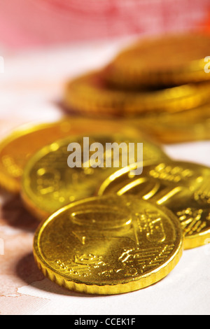 Haufen von zehn Euro-Cent-Münzen hautnah auf Banknoten Stockfoto