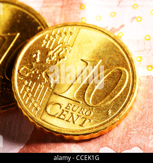 10 Euro-Cent-Münzen hautnah auf Banknote Stockfoto
