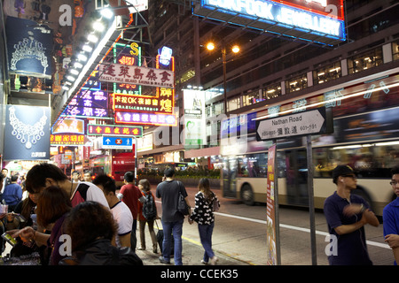 Anbieter und Neon Straßenschilder auf Nathan Road Mong Kok Hongkong Sonderverwaltungsregion Hongkong China Asien Stockfoto