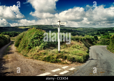 Countrylane und Roadsign, Devon, England, UK Stockfoto