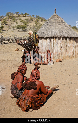 Himba-Frauen im Dorf in der Nähe von Opuwo, Namibia Stockfoto