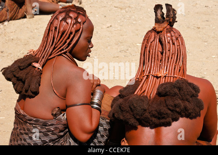 Himba-Frauen in der Nähe von Opuwo, Namibia Stockfoto