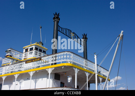 Riverboat Cherry Blossom angedockt am Potomac River am Ufer der alten Stadt Alexandria, Virginia, USA mit der amerikanischen Flagge winken Stockfoto