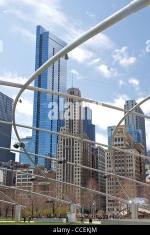 Mit Blick auf die Wolkenkratzer unter das "Dach" von der Pritzker Pavilion in Chicago Millennium Park. Stockfoto