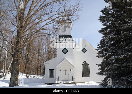 Ein Winter-Blick auf eine Kirche in einer kleinen Gemeinde von New England Stockfoto