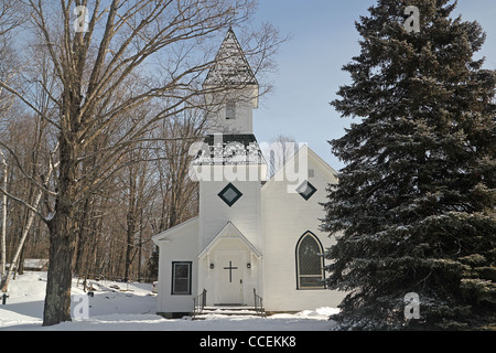 Ein Winter-Blick auf eine Kirche in einer kleinen Gemeinde von New England Stockfoto