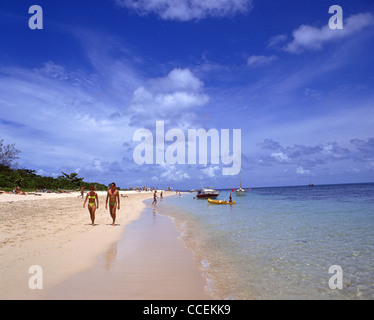 Ein Paar zu Fuß auf Coral cay Reinfern Beach, Green Island, Great Barrier Reef Marine Park, Queensland, Australien Stockfoto