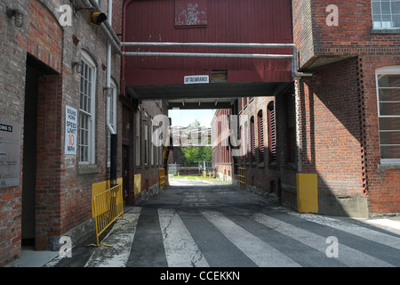 Durchgang zwischen alten Fabrikhallen jetzt Gehäuse Mass MoCA, Massachusetts Museum of Contemporary Art. Stockfoto