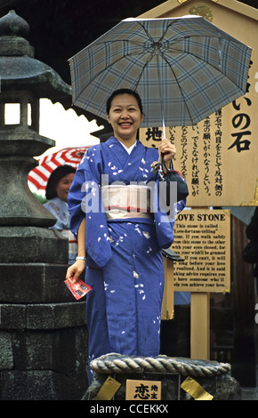 Frau im traditionellen Kimono tatenlos "Liebe Stein" in Kiyomizudera Tempel, Kyoto, Japan Stockfoto