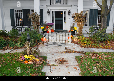 Aus Marmor Gehweg bis zum Eingang des Dorset Inn im Herbst. Stockfoto