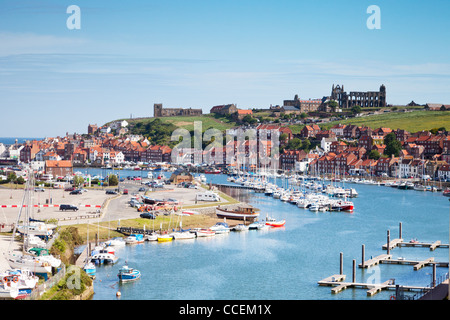 North Yorkshire Küste Stadt von Whiby, mit seinem Kloster auf der Landzunge, den Fluß Esk und Häuser rund um die harbou Stockfoto