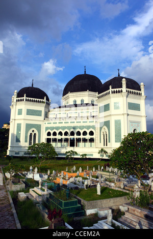 Mesjid Raya Medan Moschee und Gräber in Nord-Sumatra. Medan, Nord-Sumatra, Sumatra, Indonesien, Süd-Ost-Asien, Asien Stockfoto