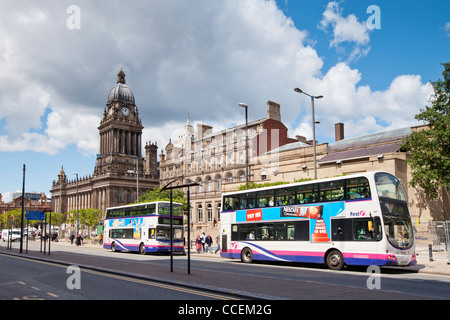 Zwei Doppeldecker-Busse vor Rathaus Leeds, West Yorkshire, England Stockfoto