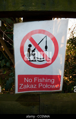 Bi-Lingual "keine Fischerei" unterzeichnen in Polnisch und Englisch, Grand Union Canal, Marsworth, UK Stockfoto