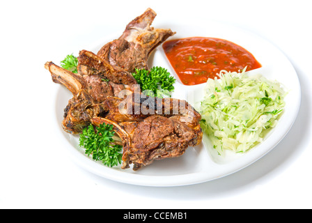 Schüssel mit gegrillten Rippchen isoliert auf weißem Hintergrund Stockfoto
