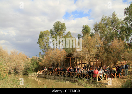 Fluss Jordan, Pilger auf der jordanischen Seite bei Qasr al Yahud Stockfoto