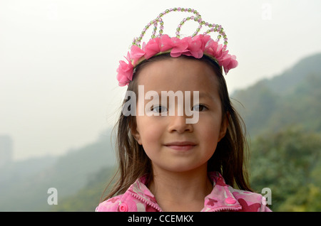 Ein schönes junges Mädchen mit Prinzessin Krone schaut in die Kamera. Stockfoto