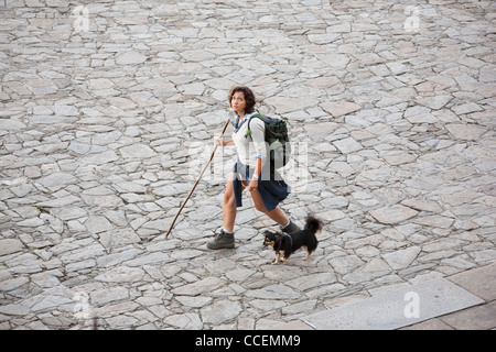 Pligrim Ankunft in der Kathedrale von Santiago de Compostela in der Praza da Obradoiro - Santiago De Compostela, Galicien, Spanien Stockfoto