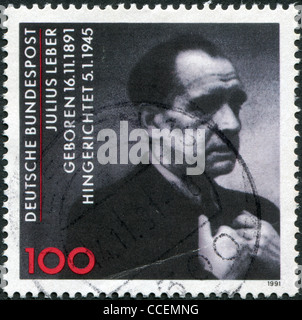 Eine Briefmarke gedruckt in Deutschland, gewidmet den 100. Jahrestag der Geburt von Julius Leber, ca. 1991 Stockfoto