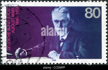 Eine Briefmarke gedruckt in Deutschland, zeigt August Bebel (1840-1913), Gründer der Demokratischen Partei, ca. 1988 Stockfoto