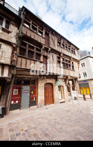 Alte halbe Fachwerkhaus im Hafen von Dinan, Bretagne, Frankreich. Stockfoto
