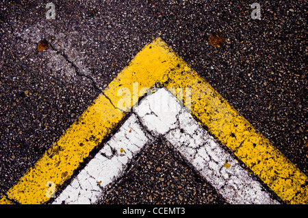 bemalte Asphalt Hintergrund mit weißen und gelben Linien Stockfoto