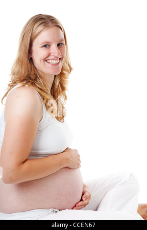 Schwangere Frauen, die am Boden halten Bauch isoliert auf weißem Hintergrund Stockfoto