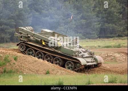 alten Tank "Nationale Volksarmee" in Deutschland, jetzt benutzt für einen privaten Panzer Fahrschule, während der Fahrt im hügeligen Ambiente Stockfoto