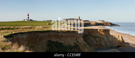 Happisburgh Leuchtturm und Dorf, Klippen und Strand an einem Winternachmittag in Norfolk, England Stockfoto