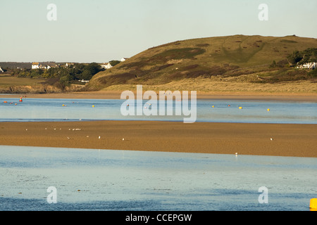Blick über den Fluss Camel zu den Stränden am Rock, Cornwall. Stockfoto