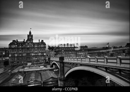 Ein Blick von der Nordbrücke in Edinburgh mit Blick auf die fünf-Sterne-Hotel Balmoral und das Wahrzeichen Waverley Tor Stockfoto