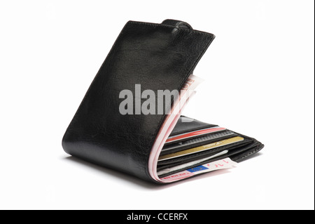 Eine schwarze Leder-Geldbörse mit Karten und Euro-Banknoten Stockfoto