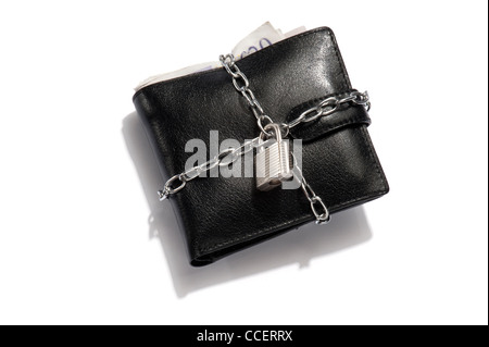 Eine schwarze Leder-Geldbörse mit einer Kette und einem Vorhängeschloss Stockfoto