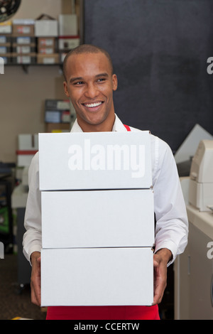 Fröhlichen Arbeiter halten Behälter Stockfoto