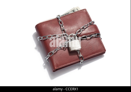 Eine braune Leder-Geldbörse mit Dollarnoten mit Kette und Vorhängeschloss verriegelt Stockfoto