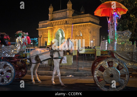 Bombay, India Gate in der Nacht in Colaba, Kutschfahrt in Colaba. Stockfoto