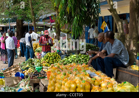 Obststand und Passagiere am Korogwe Bus stehen Tanga Region Tansania Stockfoto