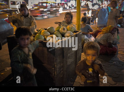 der Unberührbare von Bombay, Colaba Nachbarskinder Essen Nüssen Rest von Kokosnüssen. Stockfoto