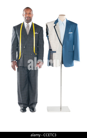Porträt von Schneider in Abendgarderobe stehen neben einem dummy Stockfoto