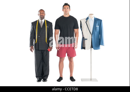 Porträt von Schneider mit Kunden über weißem Hintergrund stehen Stockfoto