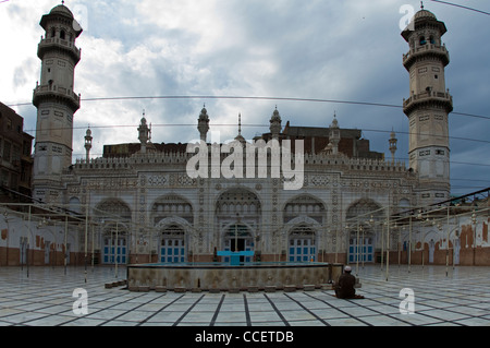 Mann, der betet in Mohabat Khan Moschee Peshawar, Pakistan Stockfoto